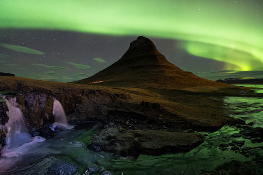 Núi Kirkjufell là một trong những địa điểm chụp ảnh đẹp nhất thế giới, thu hút số lượng lớn khách du lịch tới chiêm ngưỡng cảnh đẹp tựa thiên đường này mỗi năm. Cảnh quan tuyệt mĩ này nằm ở bán đảo Snaefellsnes, được mệnh danh là một trong những ngọn núi đẹp nhất Iceland.